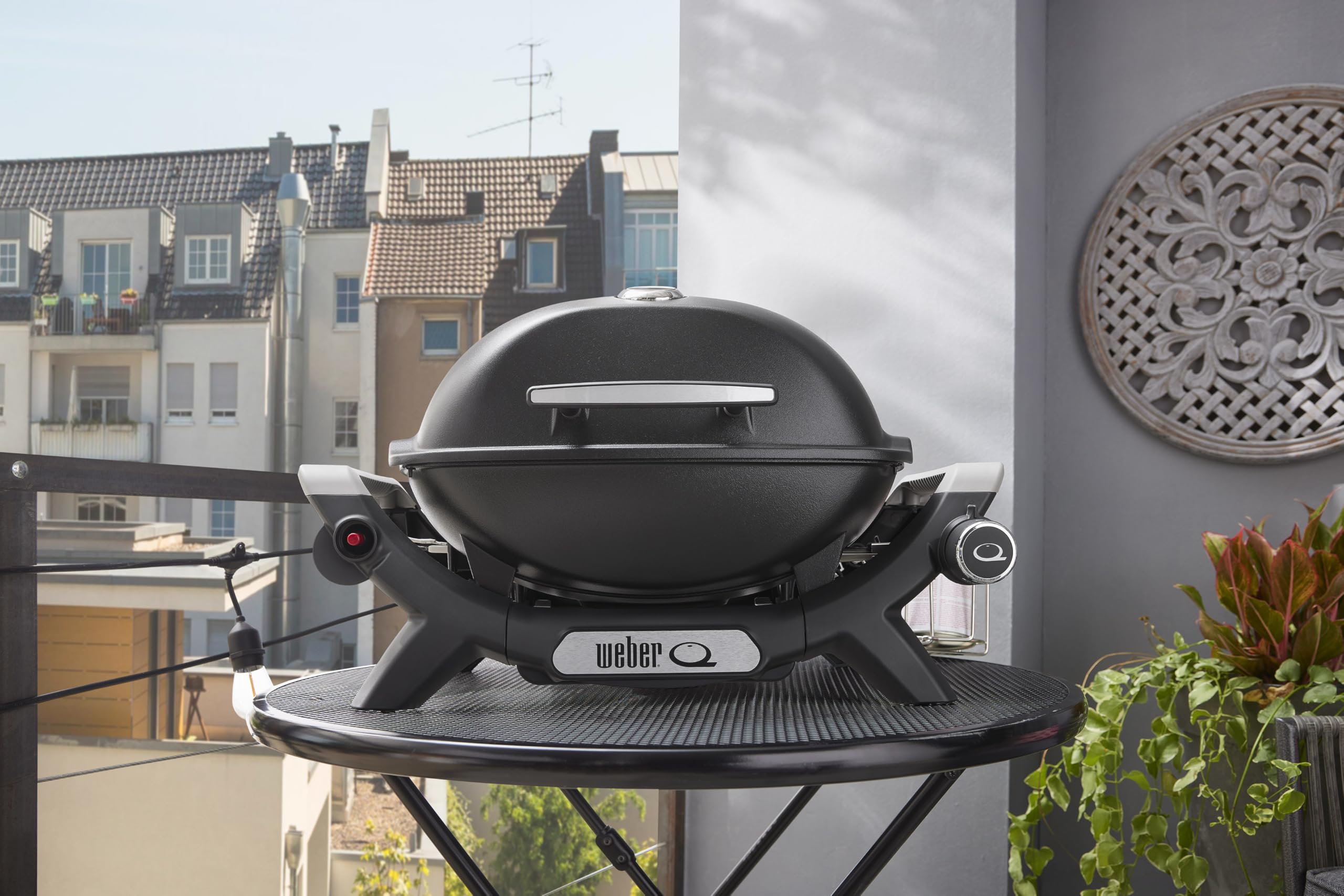 Weber Q 1100N Gas Barbecue/Portable Lightweight Grill for Camping, Patios and Balconies with High Efficiency Burner, Porcelain-Enamelled Cast Iron Grates and Electronic Ignition, Midnight Black